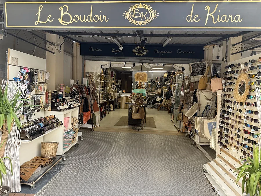 Devanture de la boutique Le Boudoir de Kiara au Camargue 2000
