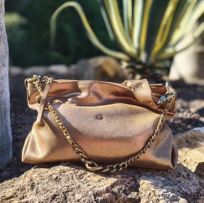 Sac à main doré à chaîne