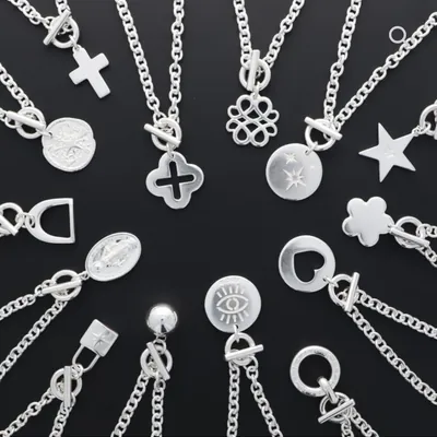 Colliers à pendentifs argentés